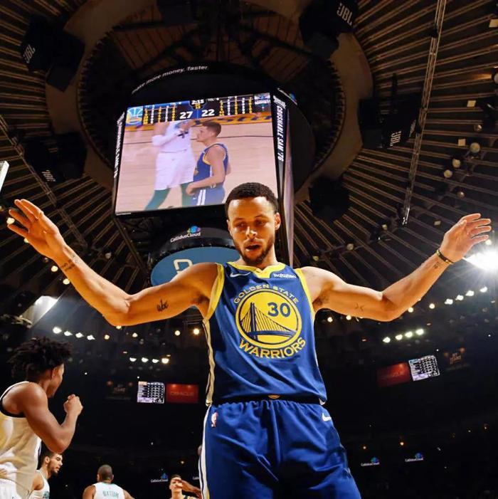 库里儿子第1次观赛就是一场血洗!祖孙三代同框,这一画面很暖心