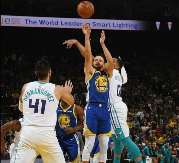 库里儿子第1次观赛就是一场血洗!祖孙三代同框,这一画面很暖心