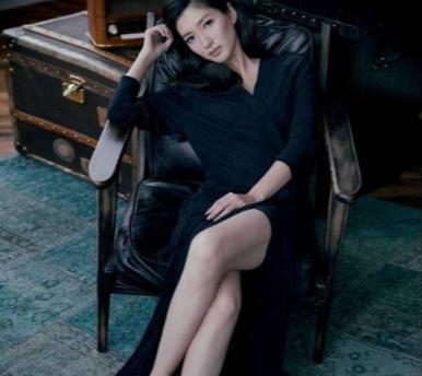 曾否认和胡歌复合，江疏影自拍时无名指上的钻石婚戒，引人遐想