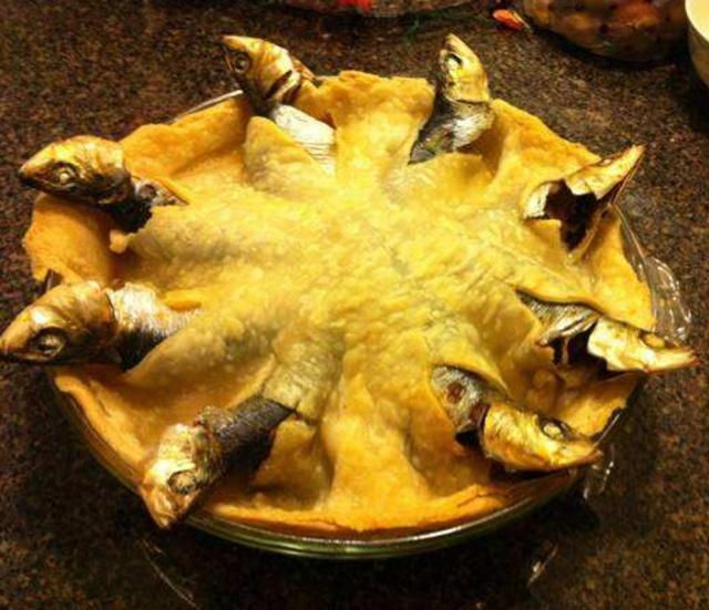 铲屎官做的黑暗料理“仰望星空派”，喵星人竟还吃得津津有味！