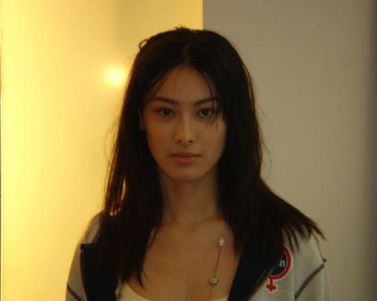 跟李泽楷分手获5亿分手费，带子独自生活。梁洛施与富商新欢曝光