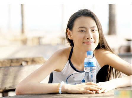 跟李泽楷分手获5亿分手费，带子独自生活。梁洛施与富商新欢曝光