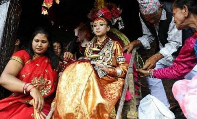 尼泊尔“活女神”！“初潮”后就被废除， 余生没人敢娶