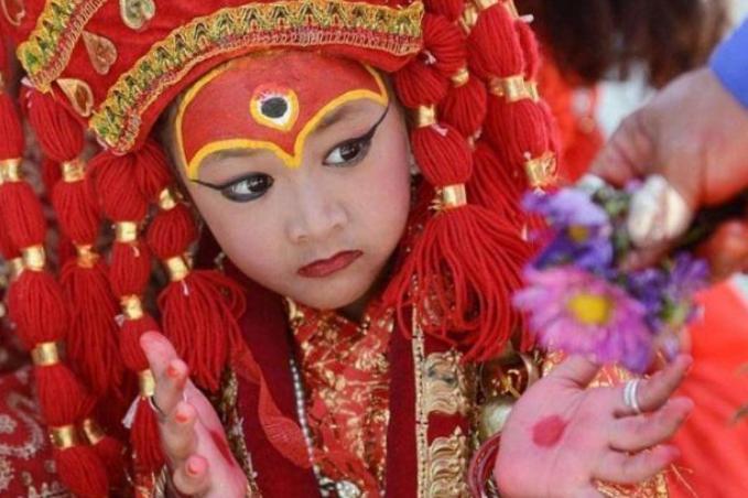 尼泊尔“活女神”！“初潮”后就被废除， 余生没人敢娶