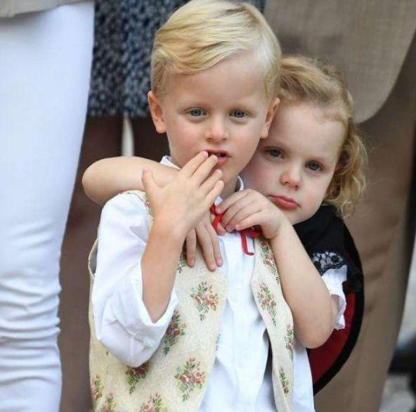 摩纳哥王室双胞胎，和乔治王子一样可爱，祖母曾和玛丽莲梦露齐名