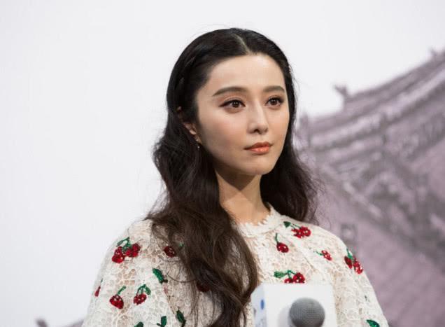 小崔又发微博表达不满，安娜愤怒出镜，网友：注意安全！