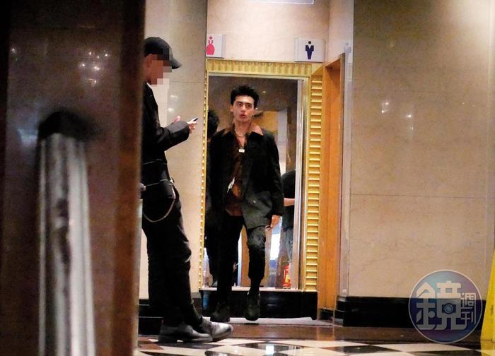 小鬼前脚出国，绯闻女友勾搭棒棒堂富二代！度春宵12小时