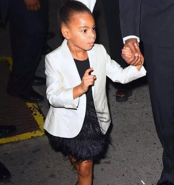 碧昂丝带7岁女儿走红毯，俏皮可爱，网友，下一个小天后