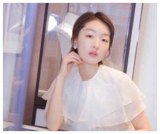 年纪轻轻得影后头衔,周冬雨家庭背景曝光,3岁丧父随母亲改嫁!