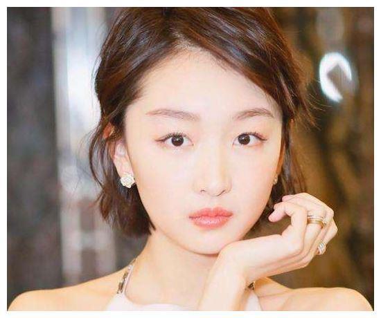 年纪轻轻得影后头衔,周冬雨家庭背景曝光,3岁丧父随母亲改嫁!