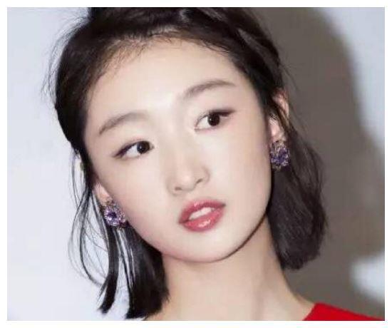 年纪轻轻得影后头衔,周冬雨家庭背景曝光,3岁丧父随母亲改嫁!