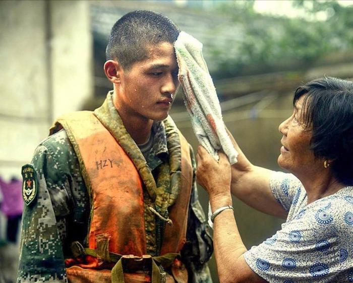 兵哥哥这组照片感动无数人！这就是我喜欢他们的理由！