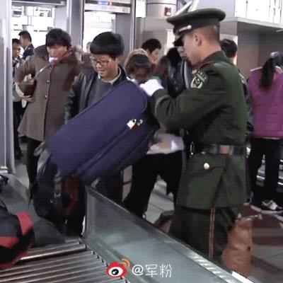 兵哥哥这组照片感动无数人！这就是我喜欢他们的理由！