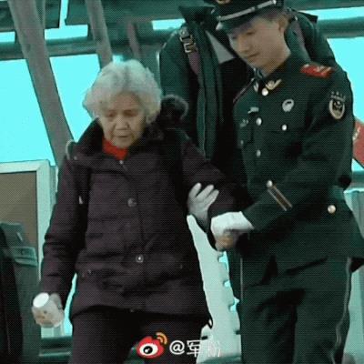兵哥哥这组照片感动无数人！这就是我喜欢他们的理由！