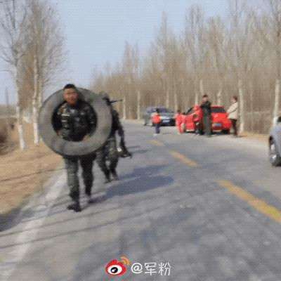 兵哥哥这组照片感动无数人！这就是我喜欢他们的理由！