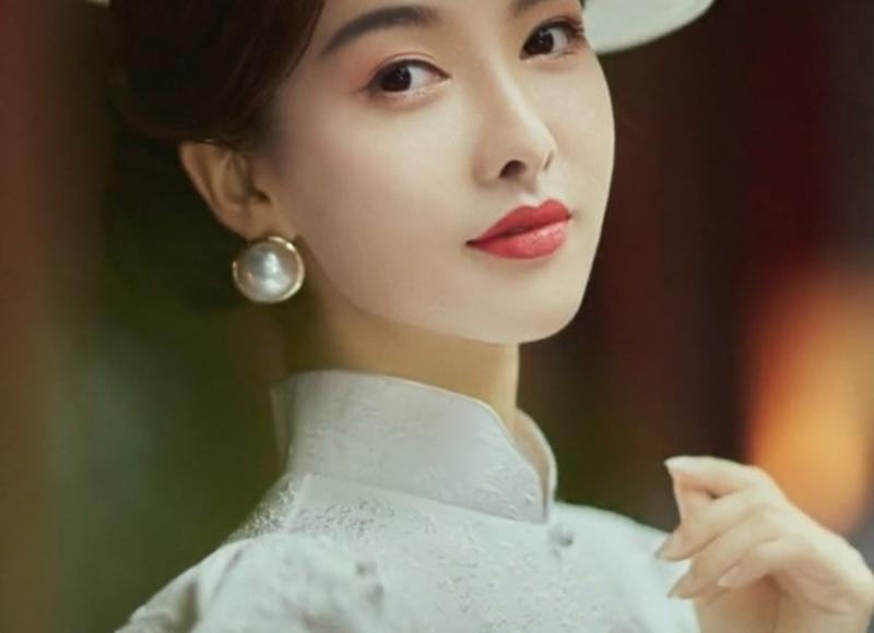  看到老公手机里搂着别的女人的照片，他出轨了吗