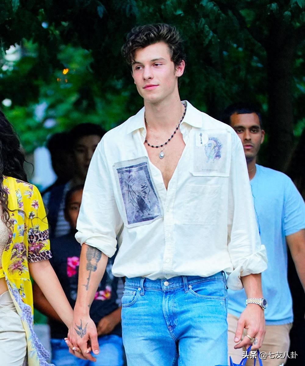 肖恩·蒙德兹和女友牵手出行，在街上大秀恩爱十分甜蜜