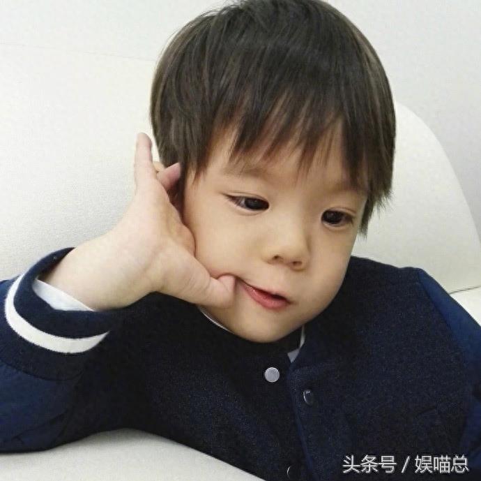 嗯哼大王婴儿照充满爱，小时候嗯哼单眼皮，但是圆嘟嘟的小脸软萌