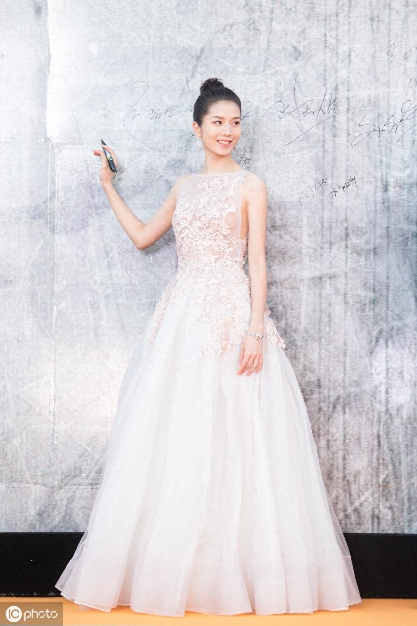 彭杨唯美写真，温婉可人，令无数人心动