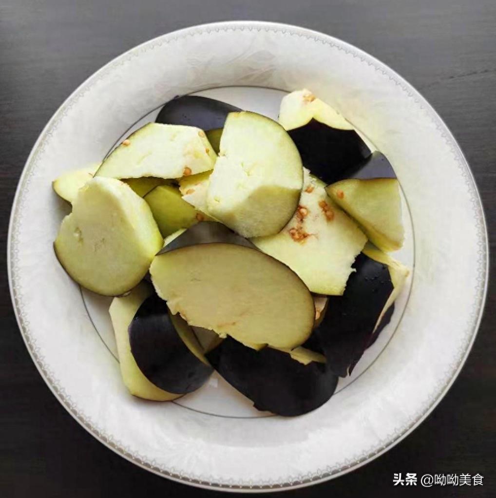 酸甜可口的糖醋茄子来啦,油锅一炸,外酥里嫩,孩子的最爱