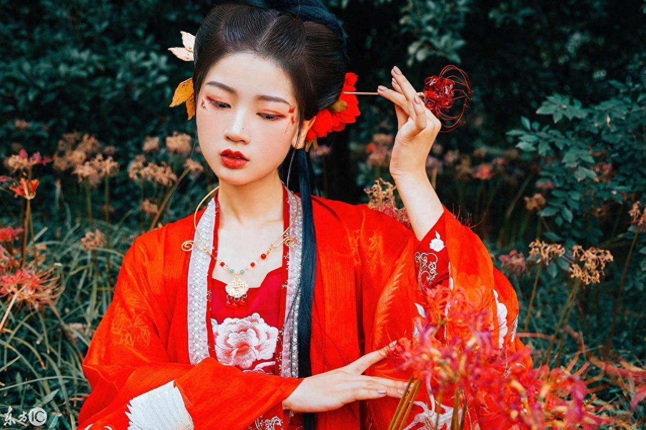 古风美女彼岸花主题大片