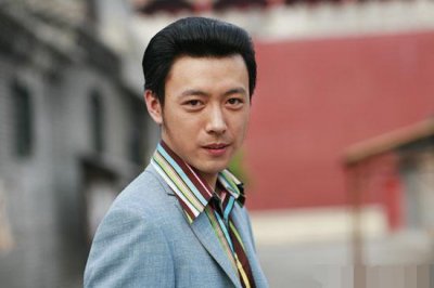 ​原是一名厨子，凭《潜伏》成名，追求章子怡，搭戏刘诗诗成男一