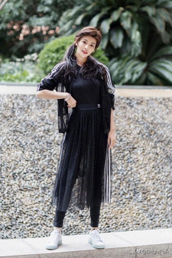 90后美女明星白鹿简约活力性感唯美写真图片