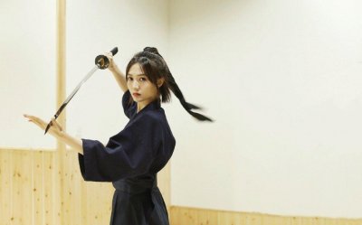 ​她是陈赫旗下小花，穿深色剑道服，头上扎飘带，英姿飒爽气场十足