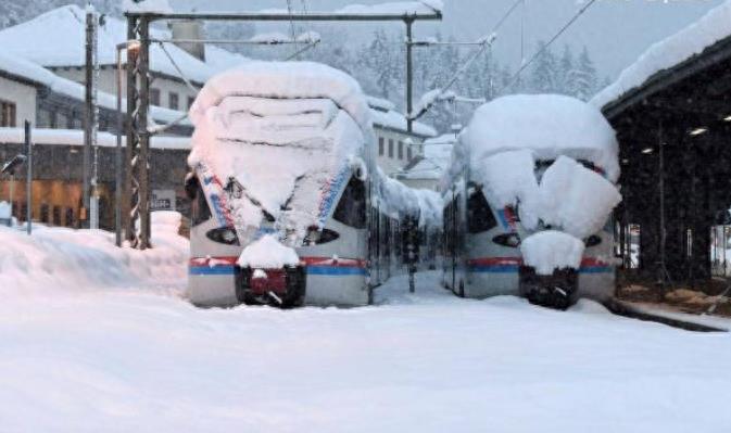 百年难见极端气候!暴雪肆虐欧洲10天已21死,多国交通大乱!