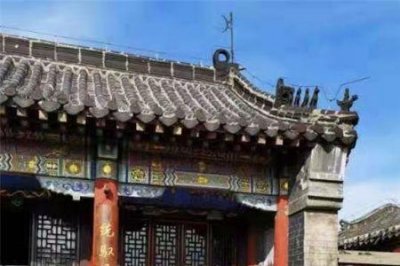 ​登泰山带红的东西什么寓意