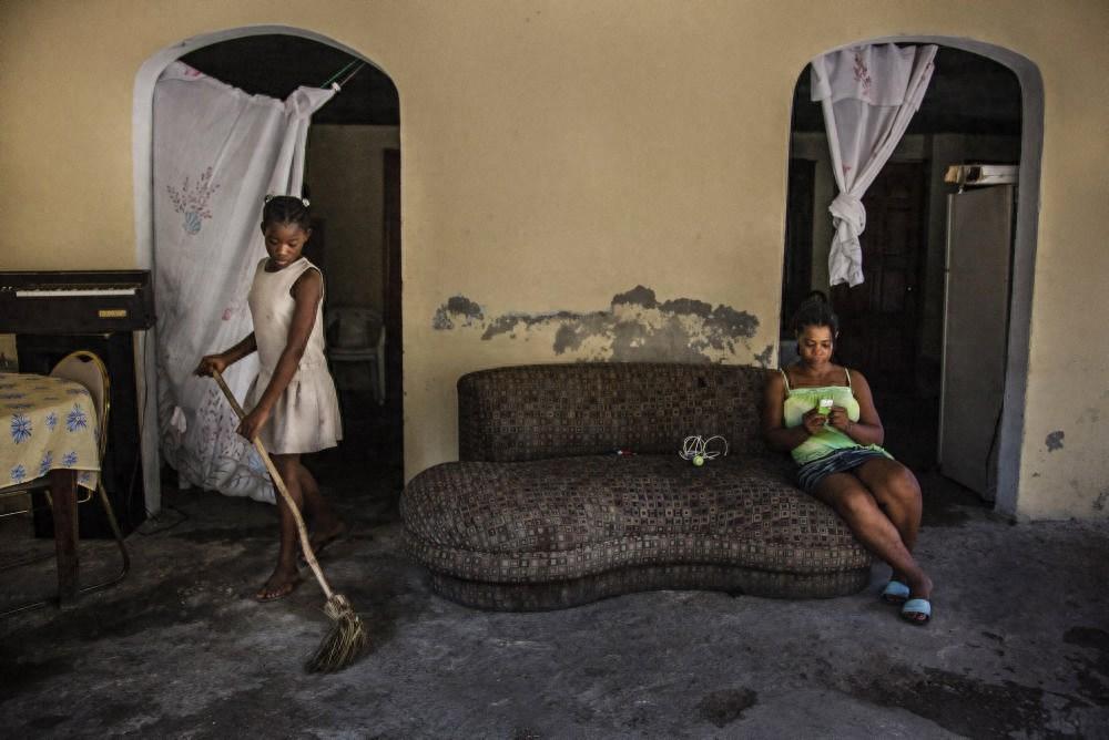 被卖给富豪做女仆的女孩们,遭受虐待并且要服从主人的任何要求