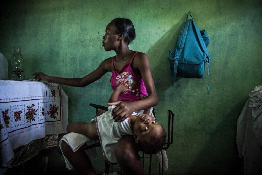 被卖给富豪做女仆的女孩们,遭受虐待并且要服从主人的任何要求