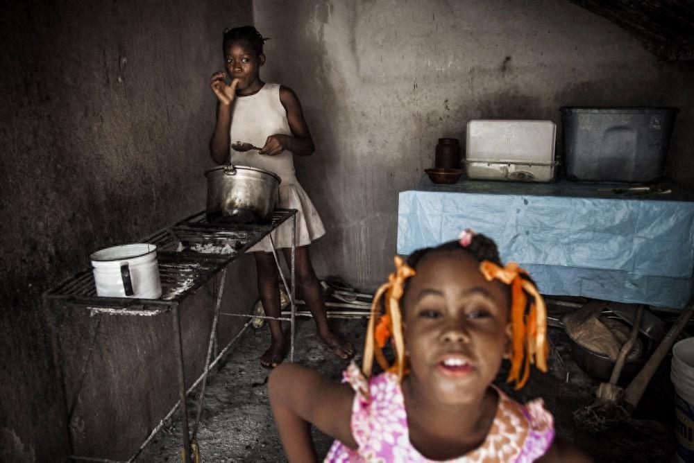 被卖给富豪做女仆的女孩们,遭受虐待并且要服从主人的任何要求