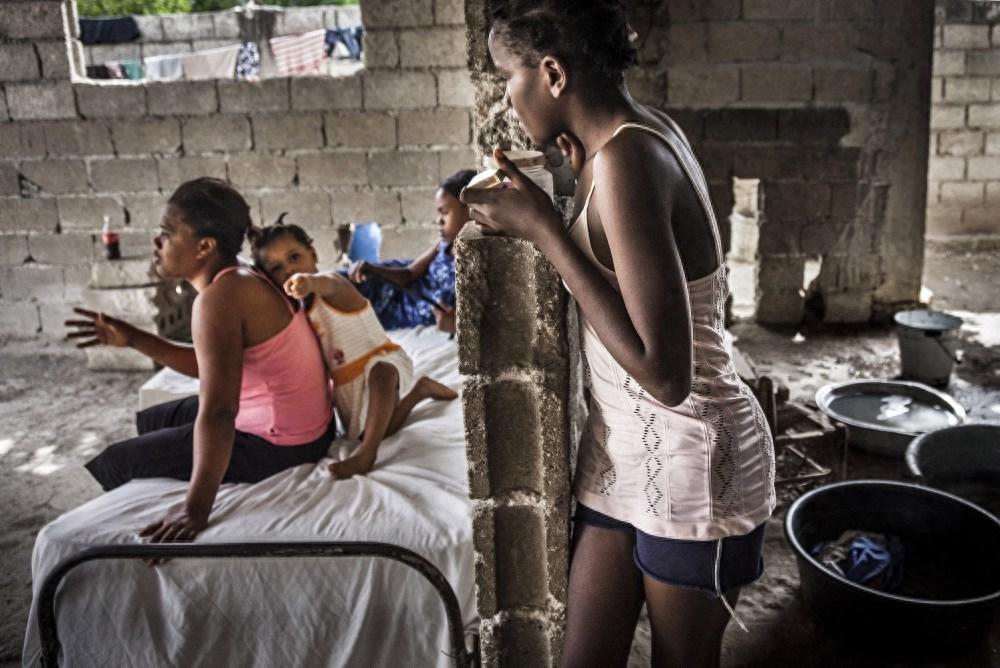 被卖给富豪做女仆的女孩们,遭受虐待并且要服从主人的任何要求