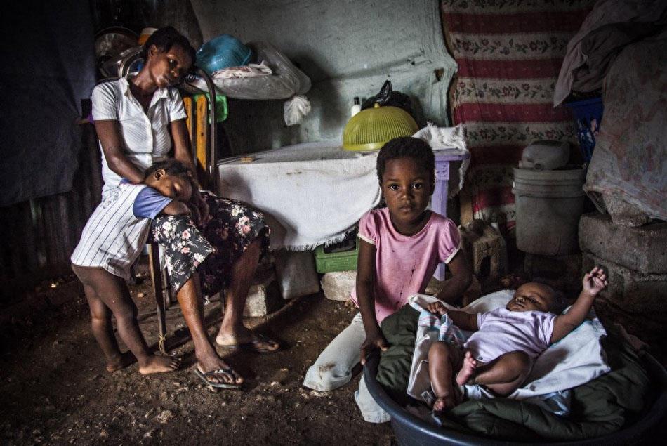 被卖给富豪做女仆的女孩们,遭受虐待并且要服从主人的任何要求