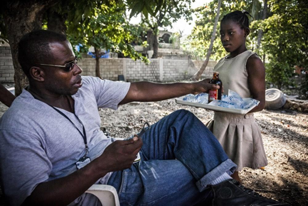 被卖给富豪做女仆的女孩们,遭受虐待并且要服从主人的任何要求
