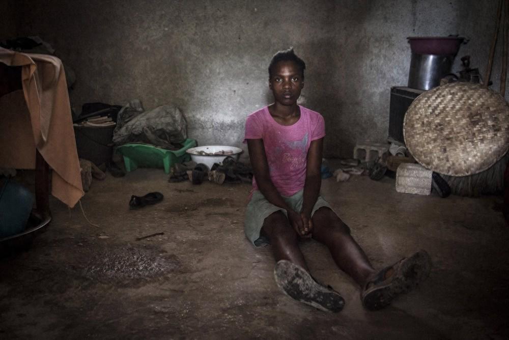 被卖给富豪做女仆的女孩们,遭受虐待并且要服从主人的任何要求