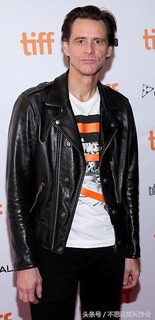 55岁的喜剧天王金凯瑞如今身形消瘦,面容已露老态