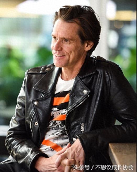 55岁的喜剧天王金凯瑞如今身形消瘦,面容已露老态