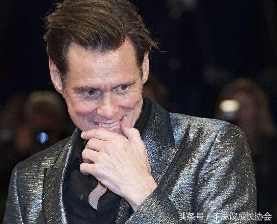 55岁的喜剧天王金凯瑞如今身形消瘦,面容已露老态