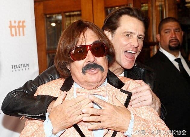 55岁的喜剧天王金凯瑞如今身形消瘦,面容已露老态