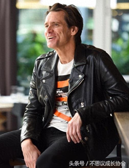 55岁的喜剧天王金凯瑞如今身形消瘦,面容已露老态