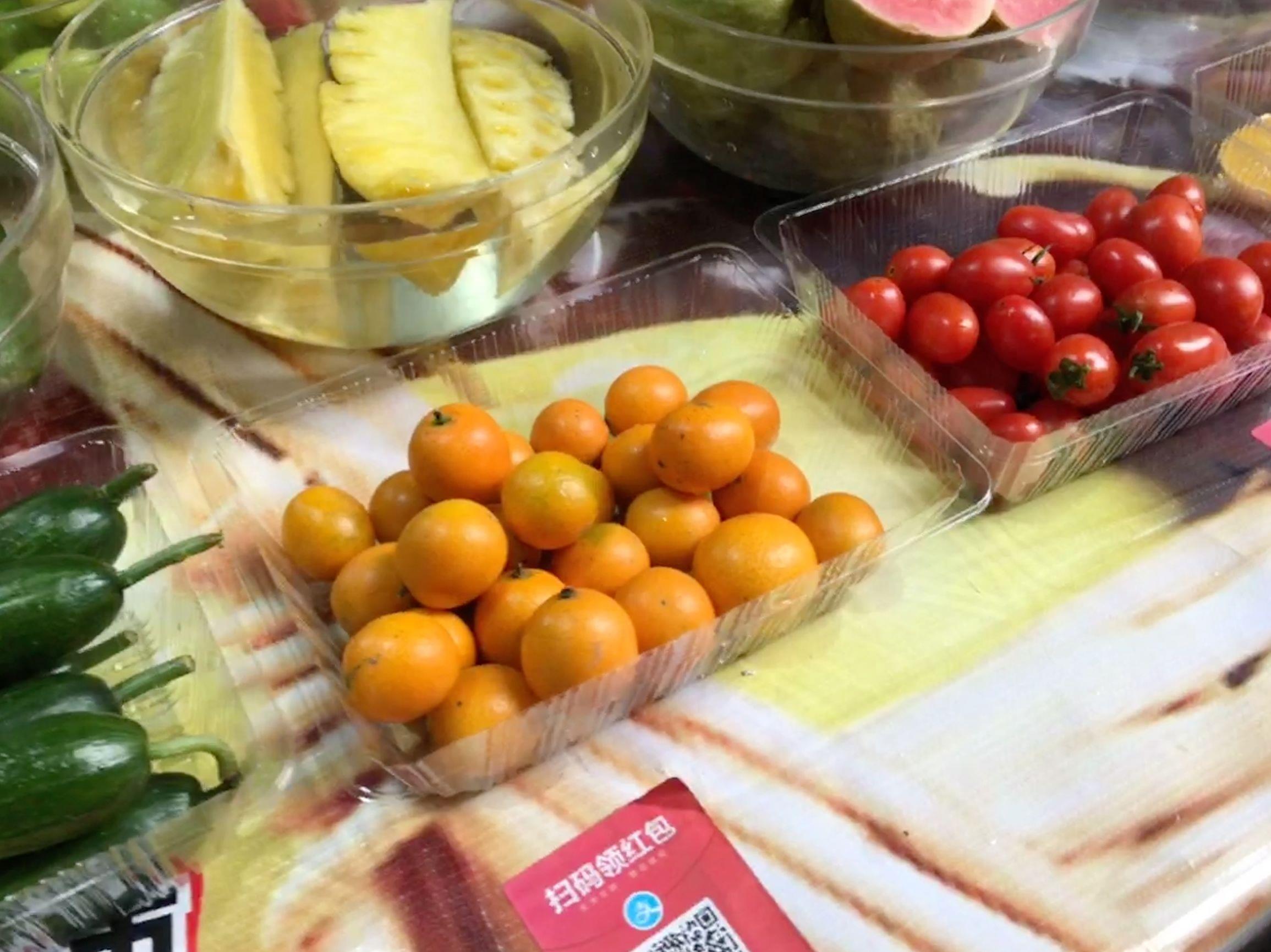 街边小摊卖“切片水果”,12元一斤没人要,6元半斤瞬间遭到疯抢