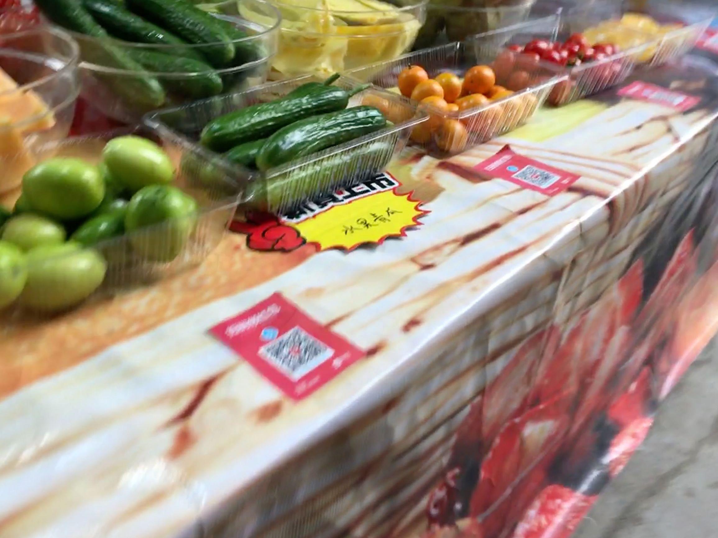 街边小摊卖“切片水果”,12元一斤没人要,6元半斤瞬间遭到疯抢