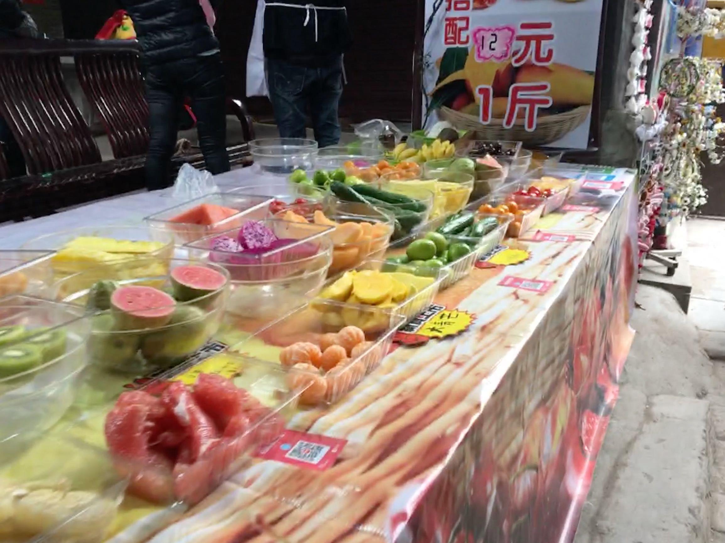 街边小摊卖“切片水果”,12元一斤没人要,6元半斤瞬间遭到疯抢