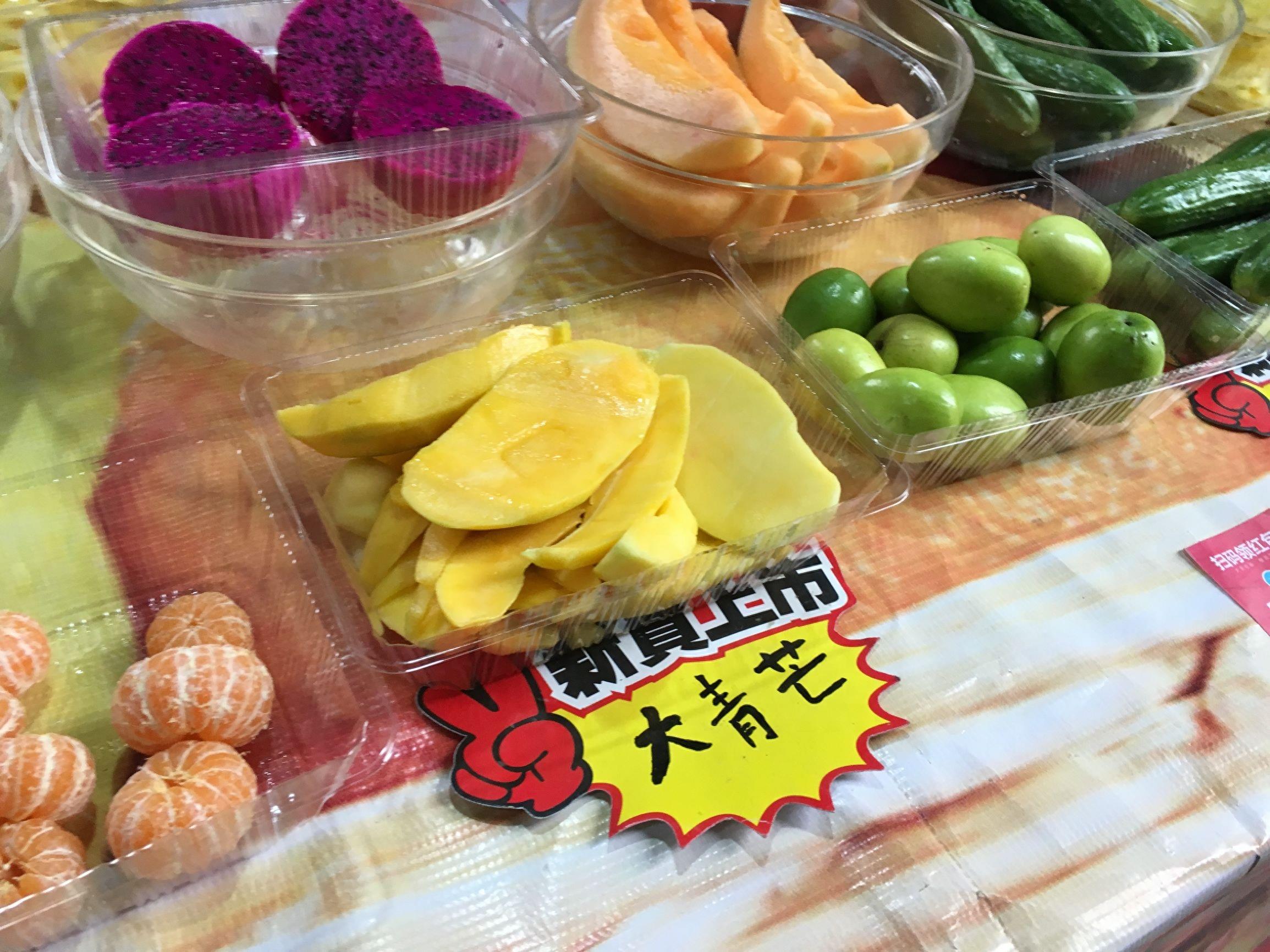 街边小摊卖“切片水果”,12元一斤没人要,6元半斤瞬间遭到疯抢