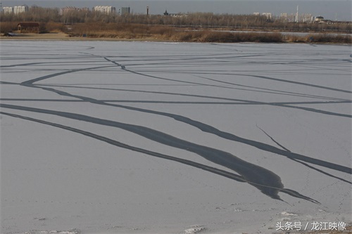 冰封松花江面上出现美丽纹络,如水墨画一般,其下面存巨大危险