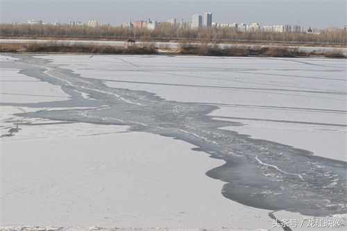 冰封松花江面上出现美丽纹络,如水墨画一般,其下面存巨大危险