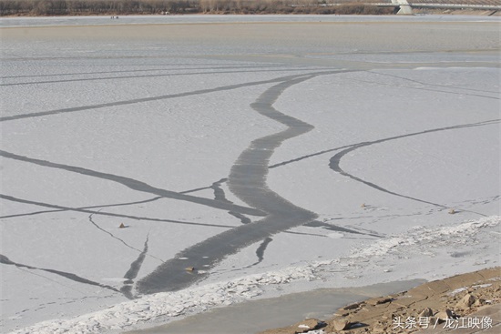 冰封松花江面上出现美丽纹络,如水墨画一般,其下面存巨大危险