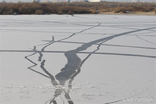 冰封松花江面上出现美丽纹络,如水墨画一般,其下面存巨大危险